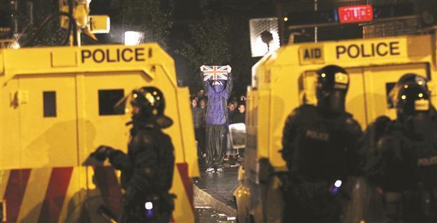Sectarian violence hits N Ireland, dozens hurt