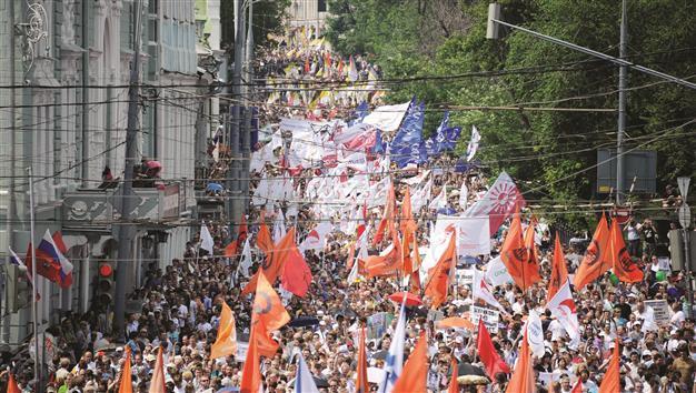 Thousands of Russians challenge Putin’s rule