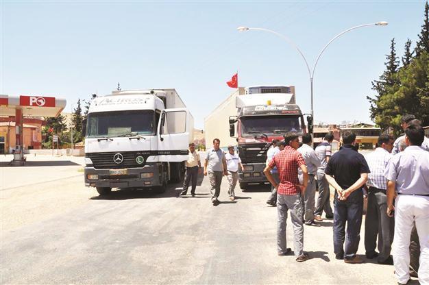 Thousands of truckers waiting at Syria gate