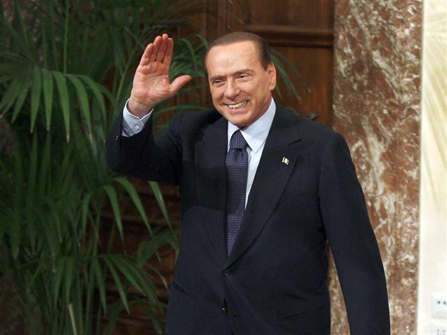 Berlusconi dislocates shoulder, wrist in fall: reports