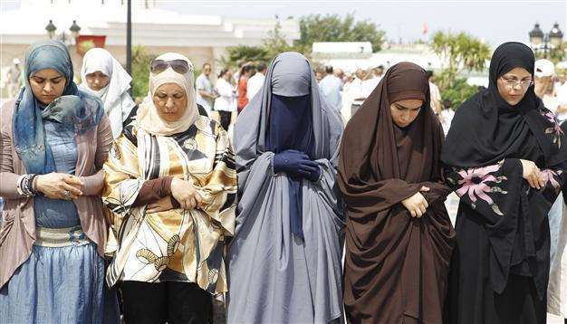 Islamists attack Tunisia hotel bar: witnesses