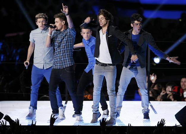 British band One Direction tops MTV video awards