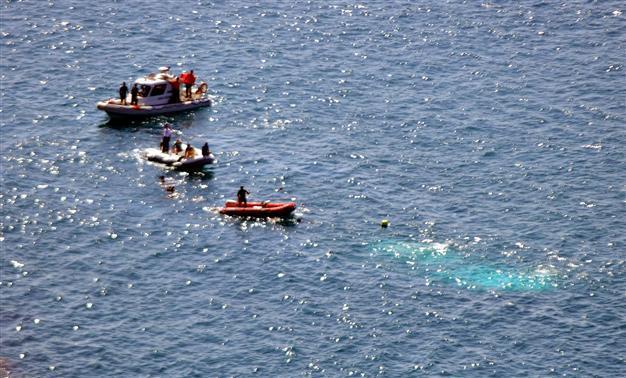 Italian rescuers search for missing in migrant boat sinking