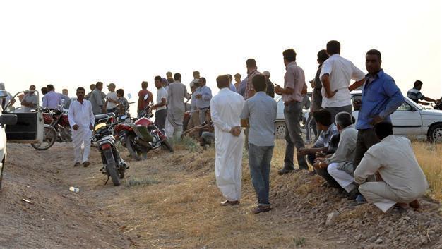 1,000 Syrian refugees waiting to enter Turkey