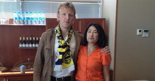 Fenerbahçes Kuyt arrives in Istanbul