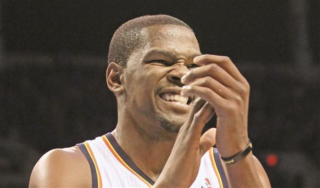 Thunder roll past Spurs to level series