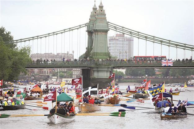 Queen leads jubilee Thames flotilla