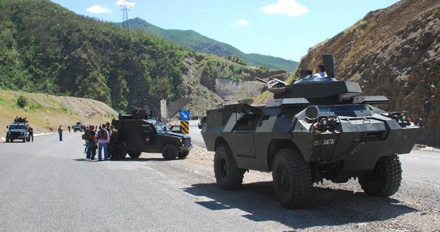 District commander, soldier die in land mine blast in Turkeys southeast
