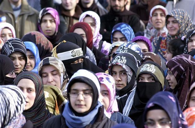 Turkish Airlines begins employing flight attendants in headscarves