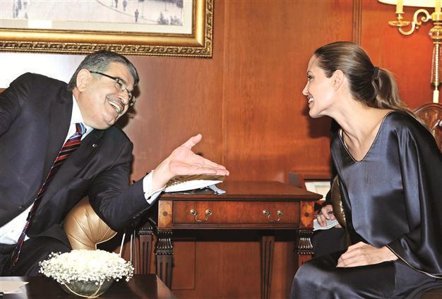 Jolie dazzles minister