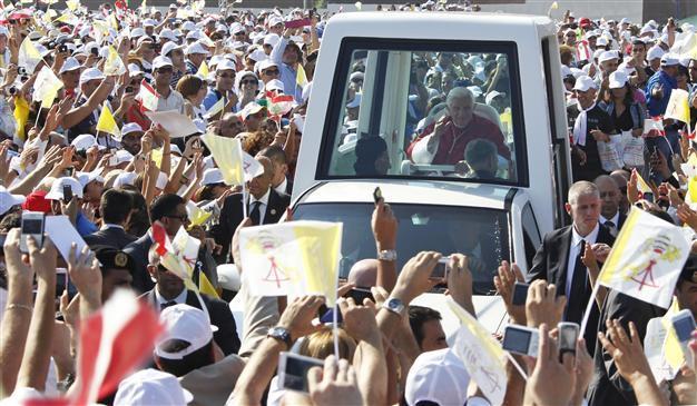 Pope prays that Mideast leaders work toward peace