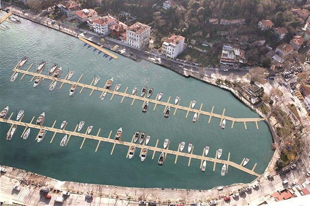 Istanbul bay welcomes floating piers for yachts