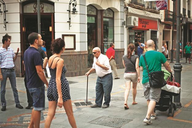Spain mulls pensions freeze, 1 million people wait for aid