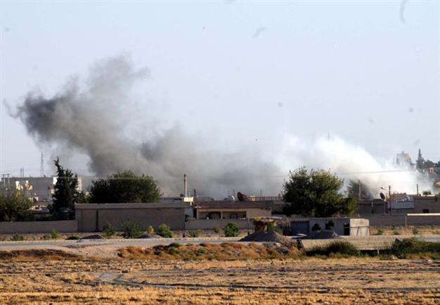 Panic in Turkish border town as Syrian tanks fire on rebel positions