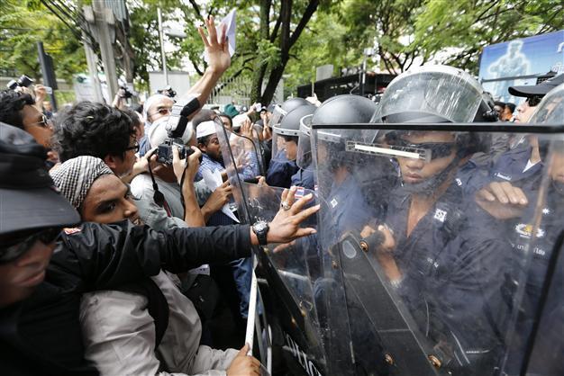 Thai Muslims in film protest at US embassy, Google