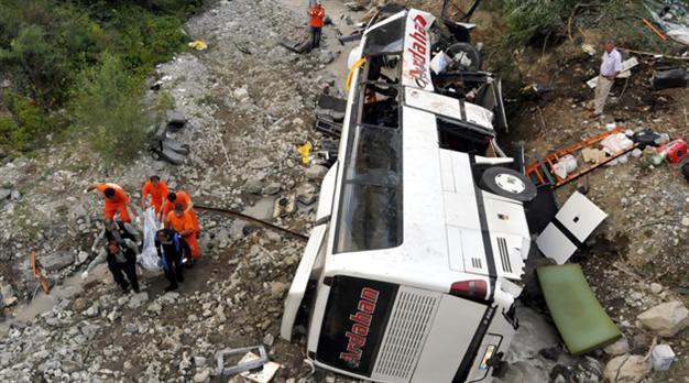 Bus accident injures 35, including 12 soldiers in Turkey