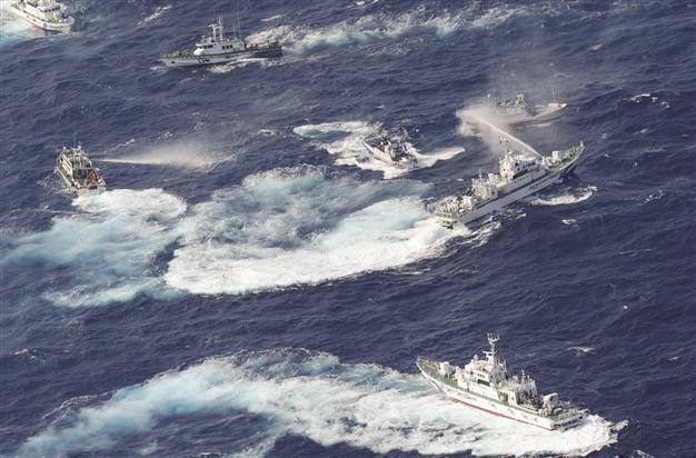 Japan, Taiwan duel with water cannon on islands