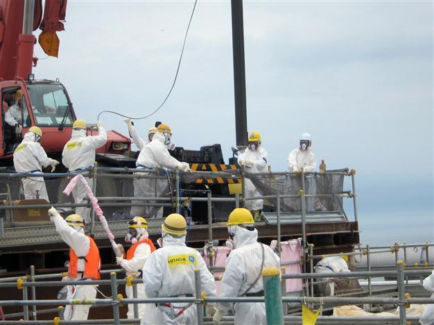 Japan video shows delay in using seawater to cool meltdown reactor