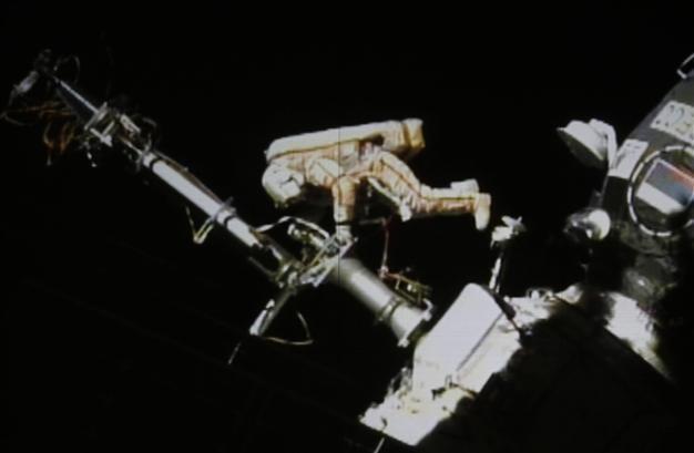 Space station to move to avoid debris
