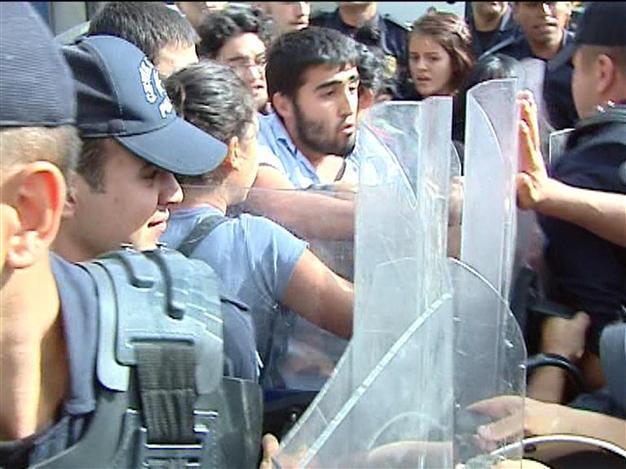 19 detained, crowd pepper-sprayed during PMs visit to university