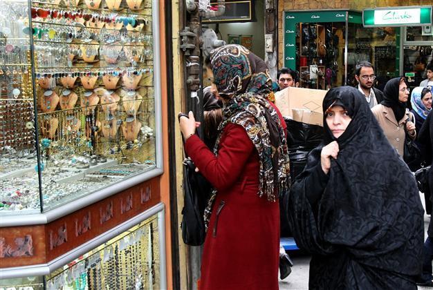 Tehran bazaar closed as currency falls