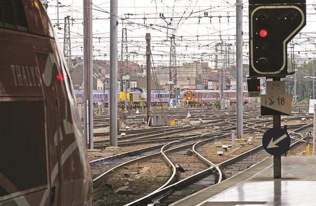 Britain ditches rail franchise agreement