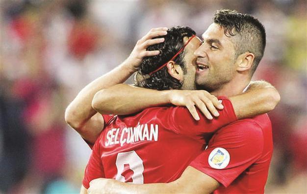 Turkey takes on leader Romania in key match