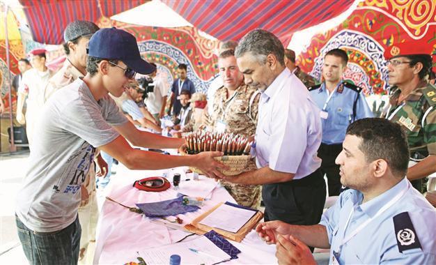 Libyans surrender weapons