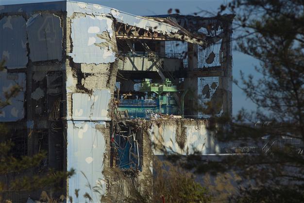 Japan resumes reactor work despite non-nuclear aims
