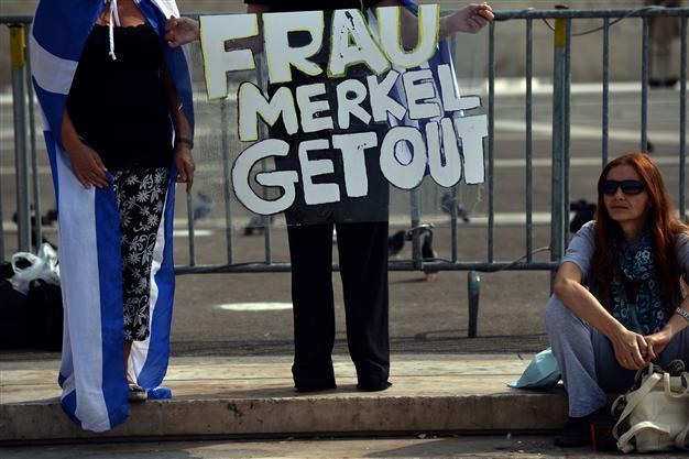 Police fire tear gas at anti-Merkel protesters