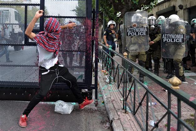 We dont deserve that: German press slams Greek protests