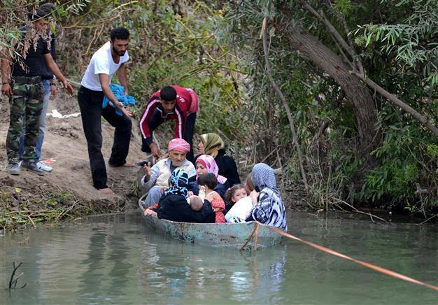 Syrians cross Turkey over border-line-river