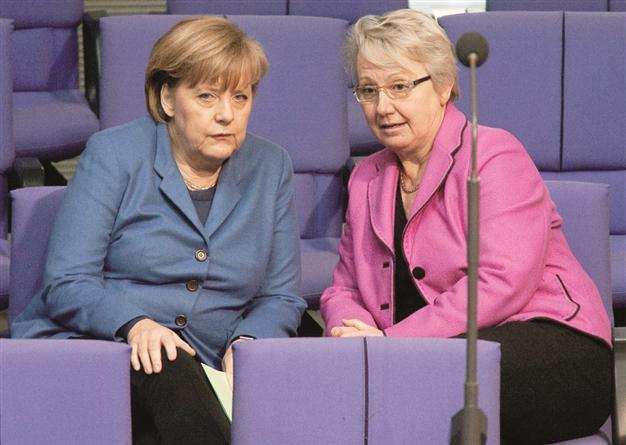 New plagiarism scandal hits Merkel before polls