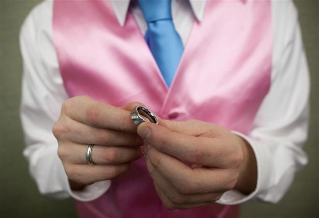 LGBT couple to officially pursue heterosexual marriage