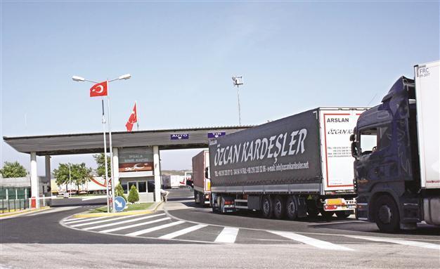 Turkish trucks pile up at border gate to Greece