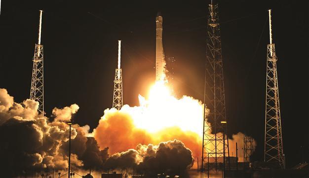 SpaceX Dragon capsule launched to space station