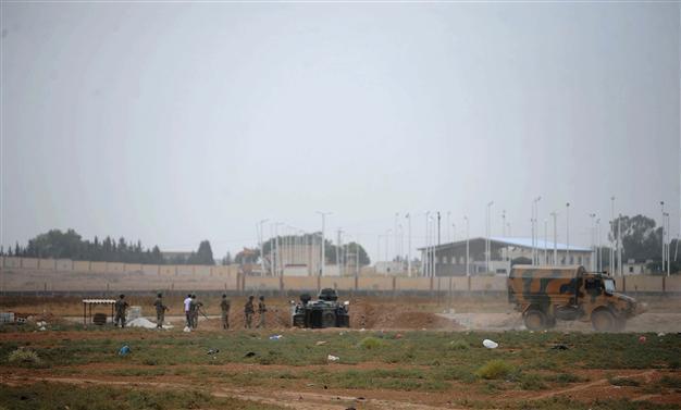 Three Turkish soldiers wounded in clashes on Syrian border