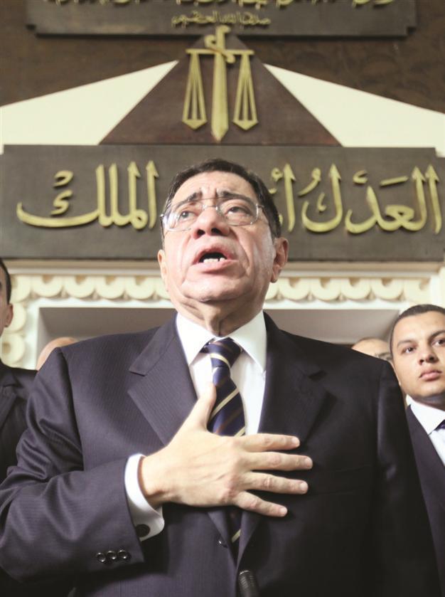 Morsi bows to prosecutor