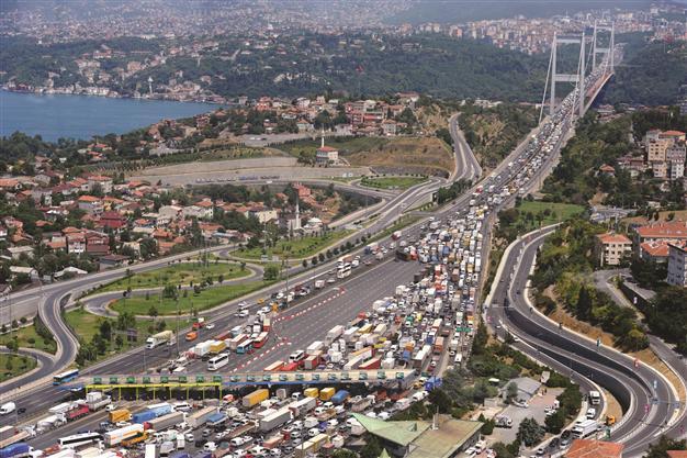 Traffic jam blocks Istanbul highways