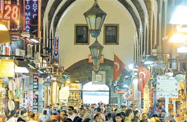 Several centuries later the Mısır Çarşısı still attracts