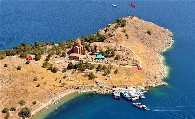 2,000 Armenians flock to mass in ancient restored church