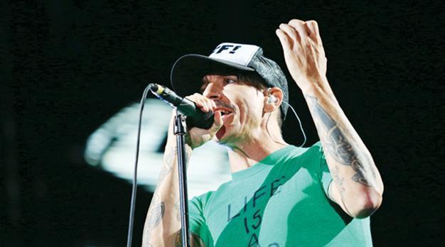 RHCP satisfy fans despite dry venue