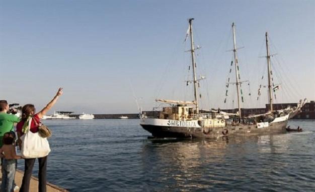 Israel navy boards Gaza-bound activist ship: military