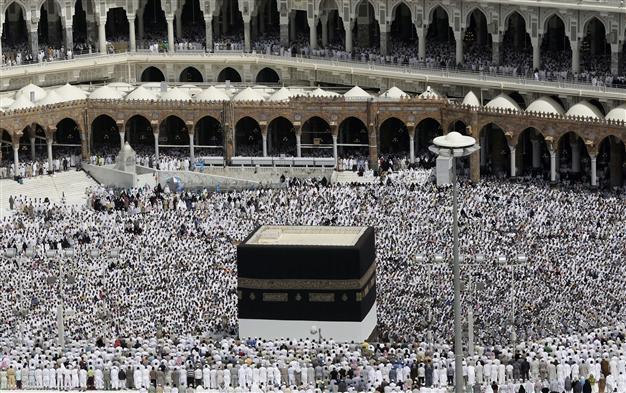 Pilgrims flock to Mecca