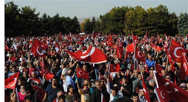 Crowd sidesteps police, walks toward Anıtkabir