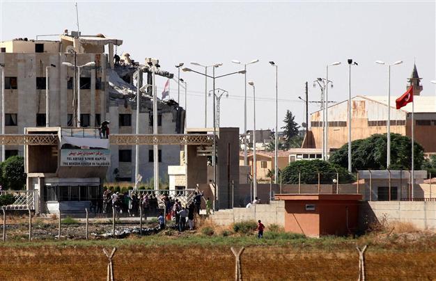 Syrian clashes reach doorstep of Turkey