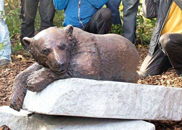 Bear Knut monument unveiled at Berlin Zoo