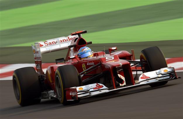 Ferrari cars use Italian navy flag at Indian GP
