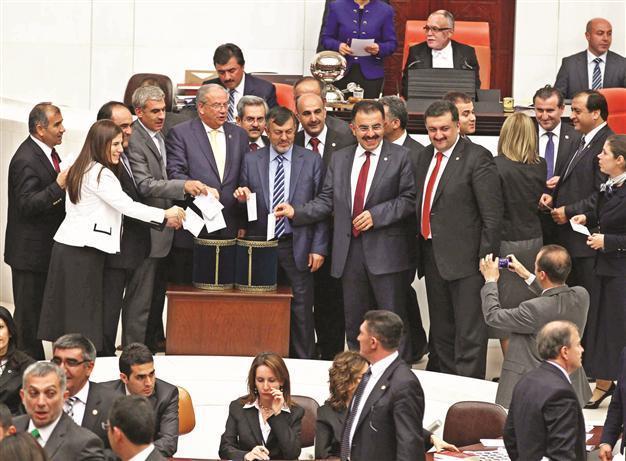AKP may have to cancel early local election plan
