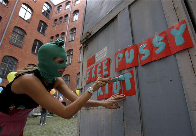 Russian PM says Pussy Riot women should be freed